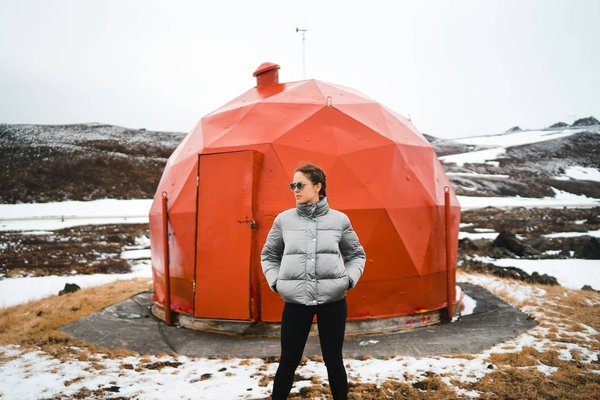 Comment préparer un itinéraire de camping en Islande pour découvrir les volcans et chutes d'eau?